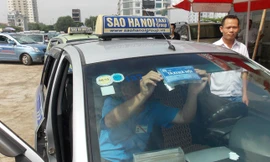 Doanh nghiệp taxi cho biết, mỗi lần điều chỉnh giá cước mỗi taxi còn phải thay tem nhãn báo giá, đồng hồ cước mất ít nhất 1 ngày. ảnh: A. Trọng