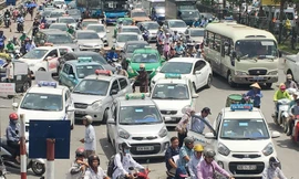 Chuyên gia cho rằng, giá xăng giảm nhưng giá cước taxi vẫn đứng yên là không chấp nhận được. Ảnh: A.Trọng 