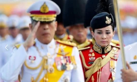 Nhà vua Vajiralongkorn, phía sau là đội phó đội cận vệ của ông, tướng Suthida, trong một sự kiện ở Bangkok ngày 6/4. ảnh: news4europe.eu 