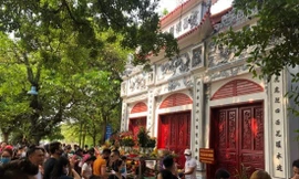 Phủ Tây Hồ hôm mùng Một tháng Ba âm lịch 