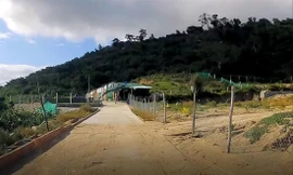 Nhiều nhà tôn kiên cố được xây dựng tại con đường bê tông mới mở tại chân núi Hòn Rồng Ảnh: Lữ Hồ 