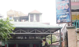 Một đại lý cho thuê ô tô tự lái tại Văn Quán (Hà Đông) ngày 22/4 thông báo hết xe cho thuê dịp 30/4. Ảnh: A.Trọng 