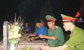 Tuổi trẻ Quân đội, Công an và ĐVTN tỉnh Điện Biên thắp nến tri ân tại Nghĩa trang Liệt sĩ Quốc gia A1, tháng 7/2019 ẢNH: NGUYỄN MINH 