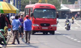 “Xe dù” đón khách dọc quốc lộ 1A, trước cổng khu du lịch Suối Tiên (Q.9) Ảnh: Ngô Bình