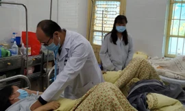 Điều trị bệnh nhân bị cúm ở bệnh viện Thanh Nhàn, Hà Nội ảnh: p.v