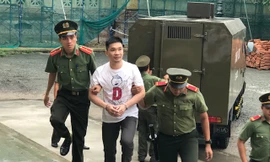 Trùm ma túy Văn Kính Dương đến phòng xử án chiều qua 9/5. Ảnh: Tân Châu 