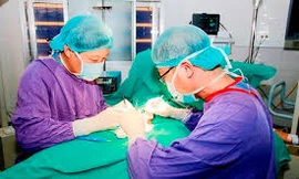 Chẩn đoán nhầm, điều trị muộn, 2 trẻ bị hoại tử tinh hoàn