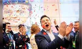 Ông Zelenskiy vui mừng khi nghe thông báo về kết quả kiểm phiếu hôm 21/4 tại Kiev. ảnh: Reuters 