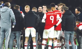 HLV Mikel Arteta (giữa) của Arsenal dương tính với Covid-19 ảnh: Action plus/Rex 