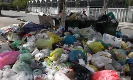 Ùn ứ hàng ngàn tấn rác tại các khu dân cư do bãi rác Khánh Sơn bị người dân chặn lối, phản đối xây dựng nhà máy đốt rác. Ảnh: Nguyễn Thành 