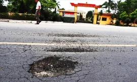 Bề mặt Tỉnh lộ 7 tại TT-Huế đã lộ nhiều điểm nứt, vỡ, bong tróc 
