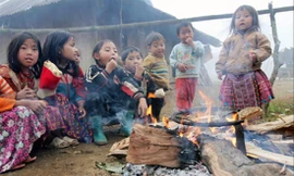 Học sinh vùng cao được đốt lửa sưởi ấm khi trời rét 