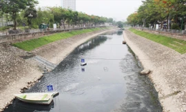 Chuyên gia cho rằng, cần có giải pháp xử lý ô nhiễm hiệu quả thay vì cống hóa mặt sông 