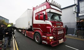 Bộ trưởng Công an Tô Lâm trao đổi với các đại biểu bên lề kỳ họp Ảnh: Như Ý 