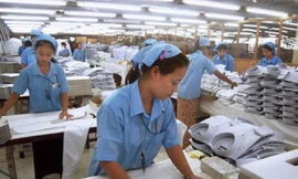 Trong một xưởng may của doanh nghiệp Nhật Bản ở Myanmar. ảnh: Kyodo