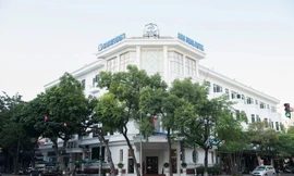 Khách sạn Hòa Bình (do UBND quận Hoàn Kiếm quản lý): Số 27, phố Lý Thường Kiệt, phường Hàng Bài, quận Hoàn Kiếm, Hà Nội là một trong các khách sạn được phép cách ly người nhiễm COVID - 19