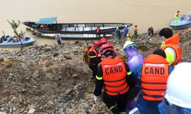 Lực lượng công an thực hiện nhiệm vụ tìm kiếm, cứu hộ công nhân thủy điện Rào Trăng 3 bằng tuyến đường sông 