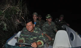 Các chiến sỹ biên phòng mật phục  ẢNH: HÒA BÌNH