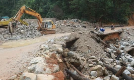 Đường sá ở Nam Trà My, Quảng Nam bị phá nát sau các trận thiên tai Ảnh: Nguyễn Thành 