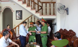 Cơ quan CSĐT Công an Phú Yên đọc lệnh bắt tạm giam đối với bị can Nguyễn Tài. Ảnh: V.T  