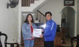 Lãnh đạo Tỉnh Đoàn Thanh Hoá, tặng quà cho Thanh Ngọc trước ngày nhập ngũ Ảnh: H.L 