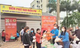 Liên đoàn Lao động tỉnh Bắc Ninh phối hợp với Giáo hội Phật giáo Việt Nam huy động 200 tấn gạo hỗ trợ công nhân lao động khó khăn trên địa bàn tỉnh trong dịp dịch COVID-19 ảnh: Cđvn