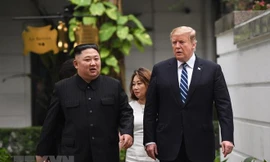 Chủ tịch Triều Tiên Kim Jong - Un và Tổng thống Mỹ Donald Trump tản bộ trong khách sạn Metropole Hà Nội sáng 28/2 Ảnh: TTXVN