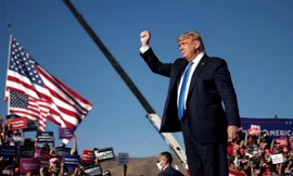 Tổng thống Mỹ Donald Trump giao lưu với người ủng hộ tại sân bay Carson City hôm 18/10 