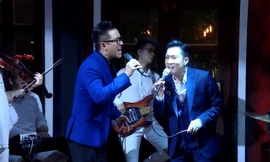 Dù biểu diễn ở những sân khấu không khán giả, nhưng Tuấn Hưng và Quang Hà vẫn “cháy” hết mình 