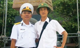 Phóng viên Nguyễn Minh và đại tá Hoàng Ngọc Dương, Trưởng phòng Dân vận, Cục Chính trị Quân chủng Hải quân (nay đã nghỉ hưu) trong một chuyến công tác tại quần đảo Trường Sa, tháng 7/2010 