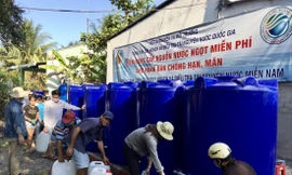 Người dân vùng hạn mặn huyện Châu Thành, tỉnh Bến Tre lấy nước từ điểm cấp nước ngọt vừa được đưa vào sử dụng 