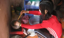 Bữa ăn của công nhân mùa dịch bệnh chỉ là quả trứng, mỳ tôm cho qua bữa Ảnh: Nam Khánh 