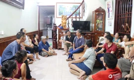 Người dân Tiến Thủy quây quần hỏi thăm thuyền viên may mắn sống sót trở về với gia đình