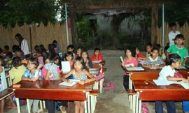 Lớp học tại nhà của vợ chồng A Kâm 