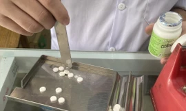 Giá thuốc sốt rét đang tăng mạnh vì nhiều người tự đi mua loại thuốc bán theo đơn này để phòng Covid -19 ảnh: p.v