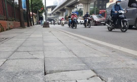 Đá lát bị vỡ trên đường Nguyễn Trãi (Thanh Xuân, Hà Nội) Ảnh: Đ.A 