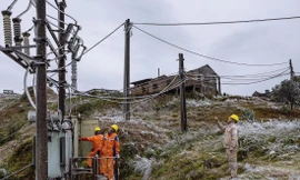 Công nhân điện lực Lạng Sơn thực hiện nhiệm vụ ở đỉnh Mẫu Sơn. Ảnh: Tố Oanh 