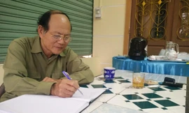 Cựu chiến binh Nguyễn Thanh Bình kiểm tra thông tin ghi chép về liệt sĩ để tổ chức tìm kiếm hài cốt các anh