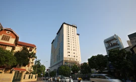 Tòa nhà 8B Lê Trực tồn tại như một "biểu tượng" của vi phạm trật tự xây dựng Ảnh: Mạnh Thắng