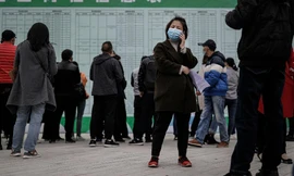 Những người tìm việc tại hội chợ việc làm ở Vũ Hán tổ chức hồi tháng 4 Ảnh: CNN 