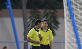 Trọng tại Habib trao đổi với trợ lý khi bắt lỗi thủ môn Thái Lan di chuyển trước khi Tấn Sinh sút bóng 