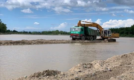 Khai thác cát tràn lan trên sông Dinh của tỉnh Ninh Thuận 