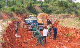 Lữ đoàn Công binh 7 cùng người dân mở đường vào làng Đê Kôn