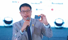 Ông Nguyễn Quang Hưng, Chủ tịch HÐQT Công ty Cổ phần Thanh toán Quốc gia Việt Nam (Napas) giới thiệu về thẻ chip tại buổi họp báo