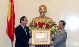 Năm 2012, Phó Thủ tướng Nguyễn Thiện Nhân trao Huân chương Độc lập hạng Nhì cho ông Hà Quang Dự Ảnh: Chinhphu.vn 