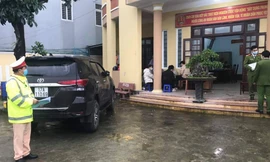 Ô tô 17A - 11069 mà tài xế T. chở 6 người Trung Quốc nhập cảnh trái phép vào Việt Nam bị phát hiện hôm 21/12 