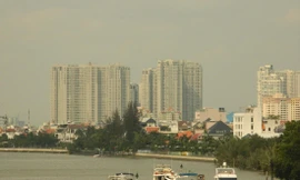 Bờ sông cũng được nhiều đơn vị, cá nhân sử dụng để làm bến du thuyền, bến thủy nội địa... Ảnh: Huy Thịnh