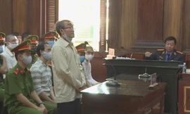 Bị cáo Nguyễn Khanh (đứng) tại phiên tòa hôm 21/9 Ảnh: PV