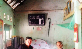 Nhà báo Trần Nguyễn Anh (trái) trong ngôi nhà cũ của thi sĩ Tố Hữu trong chuyến đi viết phóng sự ở Thừa Thiên Huế năm 2016 