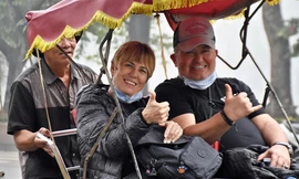 Tuyên truyền để du khách đeo khẩu trang tại nơi công cộng từ 16/3 Ảnh: MẠNH THẮNG 